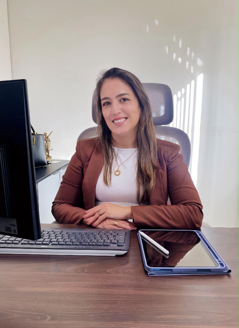 Dra. Fabiana Cavalcante Martins em seu escritório em Caruaru